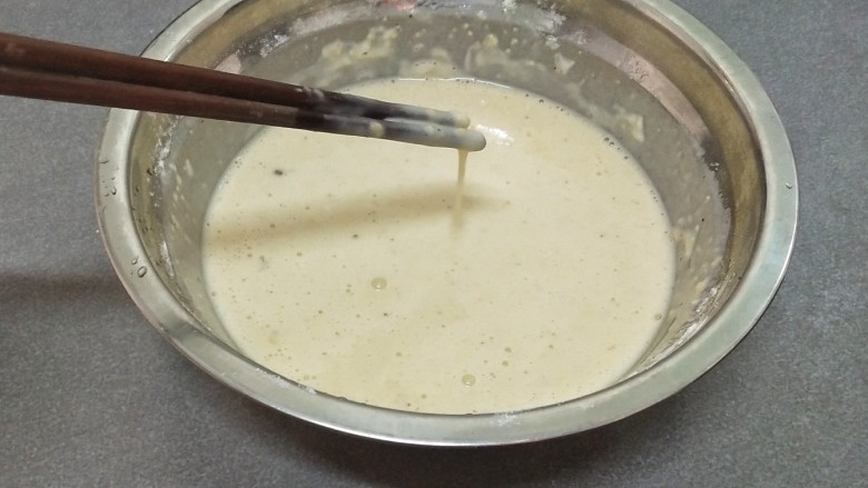韭菜鸡蛋软饼,边倒清水边用筷子搅拌至无干粉