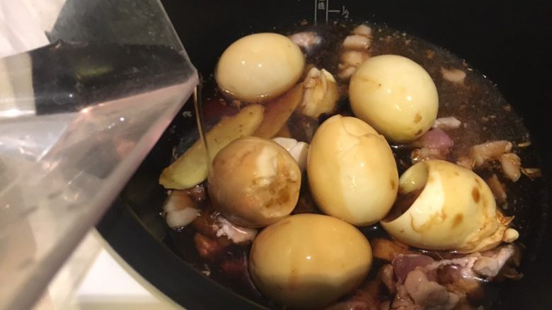 卤肉饭-电锅版,放入水煮蛋、酱油、蜂蜜，再加水