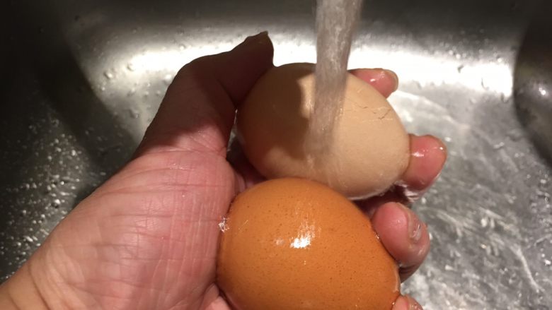 卤肉饭-电锅版,清洗蛋壳外部