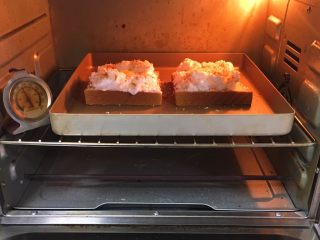 快速早餐吐司片-鸡蛋味,烤箱预热至150度，金盘送入烤箱，烤制15分钟。