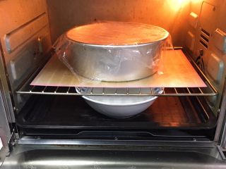快速早餐吐司片-鸡蛋味,烤箱发酵档，底部放一碗热水，发酵60分钟，中间更换一次热水。