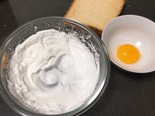 快速早餐吐司片-鸡蛋味,用打蛋器打至硬性发泡，可以做戚风蛋糕的蛋白霜。