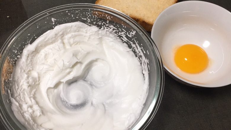 快速早餐吐司片-鸡蛋味,用打蛋器打至硬性发泡，可以做戚风蛋糕的蛋白霜。