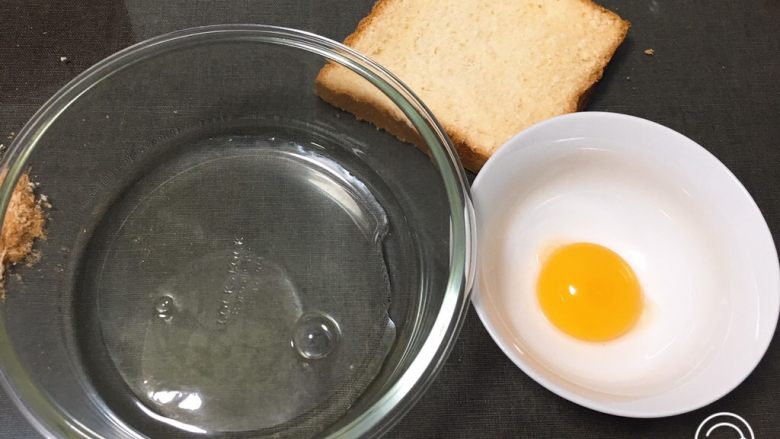 快速早餐吐司片-鸡蛋味,将吐司切片，吐司二片、蛋黄2个、蛋白一个。