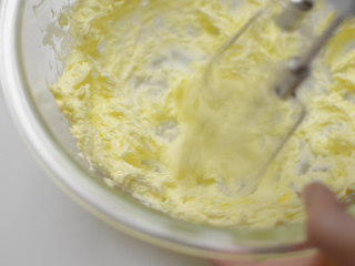 草莓杏仁饼干球,黄油中加入糖粉，打发到发白，体积彭大。