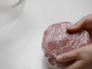 草莓杏仁饼干球,包起来防止变干 冷藏2小时以上 让黄油和粉类充分融合