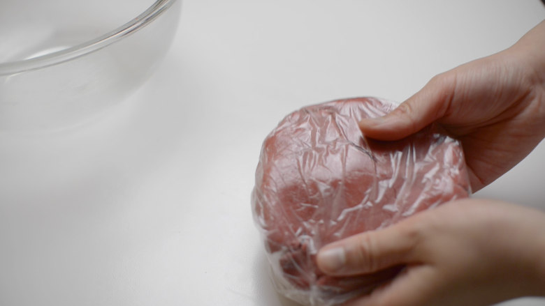 草莓杏仁饼干球,包起来防止变干 冷藏2小时以上 让黄油和粉类充分融合