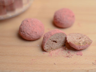 草莓杏仁饼干球,用可可粉就是脏脏饼干 
不加草莓粉 用等量杏仁粉代替 就是原味