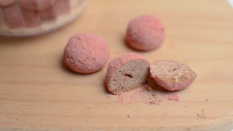 草莓杏仁饼干球,用可可粉就是脏脏饼干 
不加草莓粉 用等量杏仁粉代替 就是原味