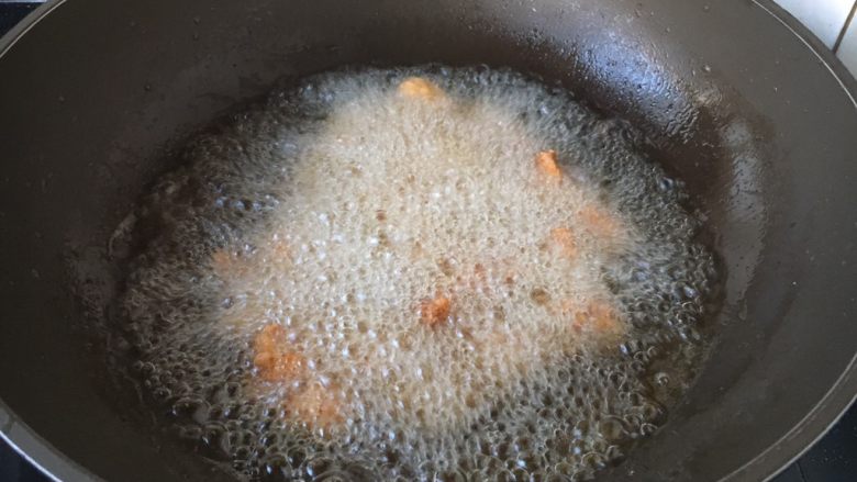 炸椒盐鸡米花,当油温再次升至七八成时放入小鸡块复炸，炸至金黄酥脆即可。