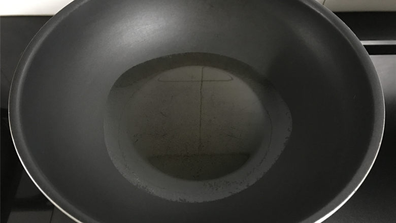 海苔糯米煎饼,锅中倒入适量油润锅。