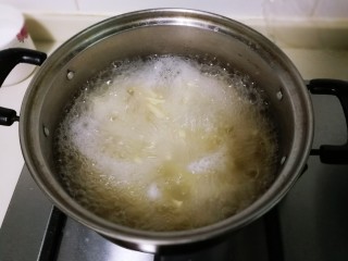 洋葱百叶丝,锅中水开放入一小勺盐，再放入百叶丝烧开，关火焖五分钟，这样比较入味，还比较嫩