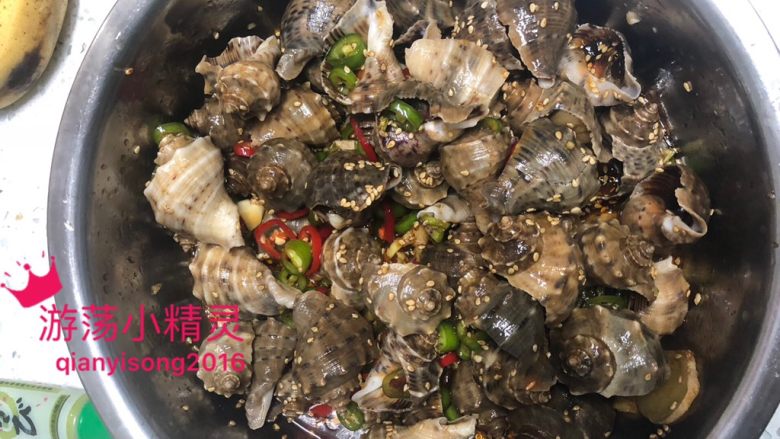 超级网红麻辣小海鲜，无私奉献配方，走一盘,比如这款小海螺，还有常见的蛤蜊类的带壳小海鲜，就非常讲究冷水或沸水下锅和煮的时间