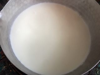 自制奶油奶酪,将牛奶和淡奶油倒入小锅加热到锅边冒小泡，不用沸腾