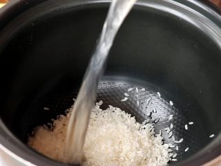 电饭锅焖饭,大米和清水的比例按自己家平时焖饭的比例就可以了