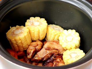 电饭锅焖饭,再依次放入南瓜丁，玉米