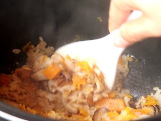 电饭锅焖饭,焖好的饭，夹出鸡翅根和玉米，搅拌均匀就可以出锅了
