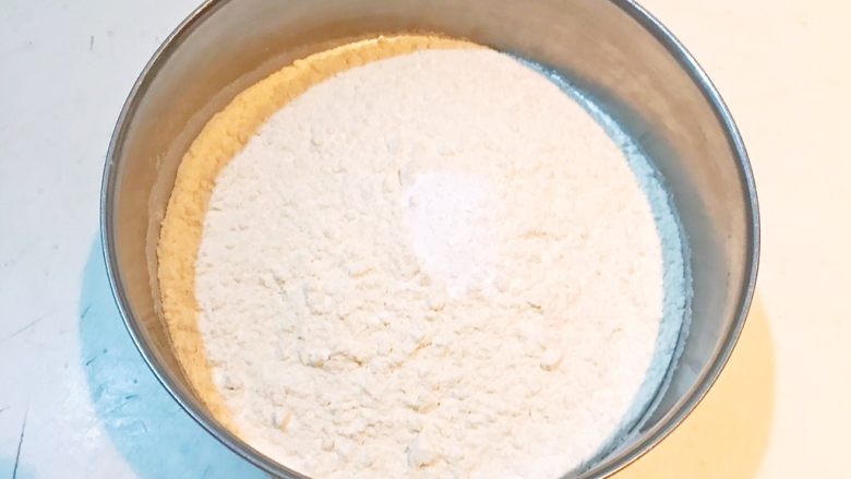 炸油饼,把泡打粉放在面粉里，搅拌均匀