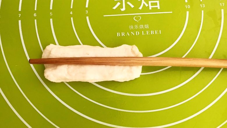 自制健康油条,用筷子在面皮中间压一下，油条生坯就做好了