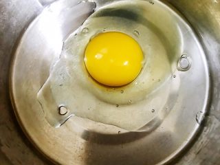 无油樱桃克拉芙缇,盆里加入一个鸡蛋