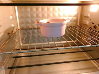无油樱桃克拉芙缇,放入预热好的烤箱中层180度上下火烤30分钟