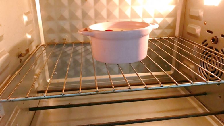 无油樱桃克拉芙缇,放入预热好的烤箱中层180度上下火烤30分钟