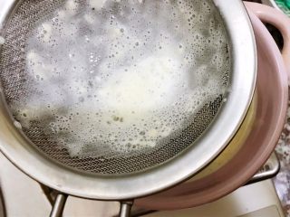 无油樱桃克拉芙缇,做好的液体过筛在烤碗里