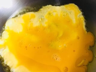 韭菜炒鸡蛋,倒入打好的鸡蛋
