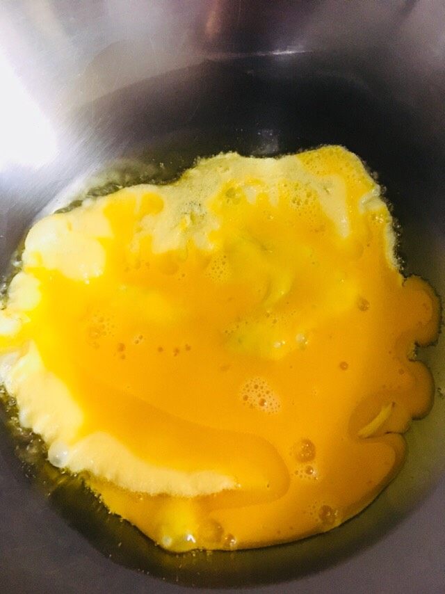 韭菜炒鸡蛋,倒入打好的鸡蛋