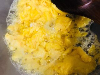 韭菜炒鸡蛋,待蛋液凝固了，用铲子边炒边叉成小块