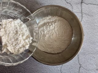 豆沙糯米卷,糯米粉中加入玉米淀粉