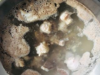 清炖带骨羊肉汤,这时候锅开了，羊肉焯好水了