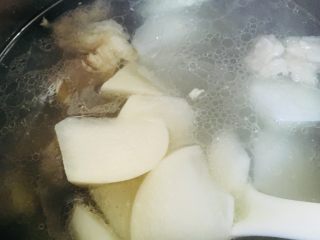 清炖带骨羊肉汤,放入切好的白萝卜，继续炖煮三十分钟左右