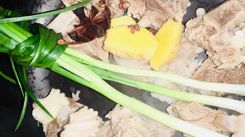 清炖带骨羊肉汤,砂锅内放入焯好水的羊肉、葱姜、花椒和八角