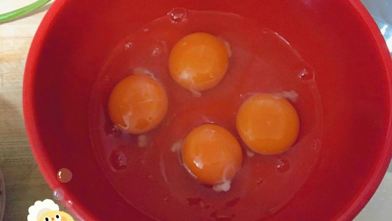 小尖椒炒鸡蛋—超超超简单, 在碗中磕入四个鸡蛋。