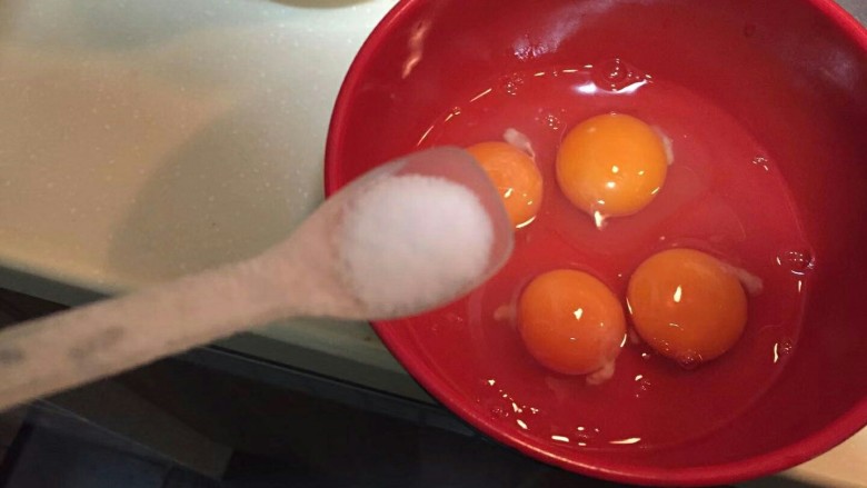 小尖椒炒鸡蛋—超超超简单,老规矩，鸡蛋加入一勺盐。
