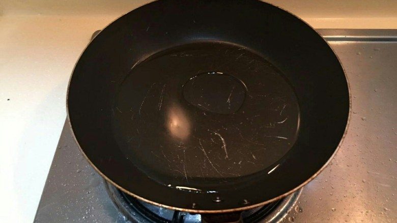 小尖椒炒鸡蛋—超超超简单,锅中倒入油。