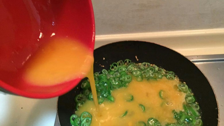 小尖椒炒鸡蛋—超超超简单,中小火煸炒一分钟，看小尖椒差不多都熟了，加入鸡蛋液。