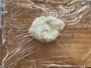 豆沙糯米卷,蒸好后放在保鲜膜上，在盖上一层保鲜膜