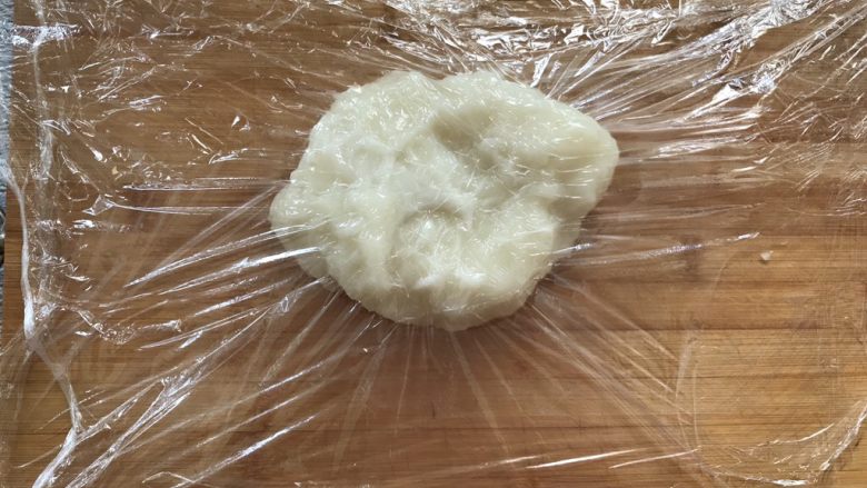 豆沙糯米卷,蒸好后放在保鲜膜上，在盖上一层保鲜膜