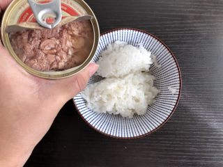 日式海苔饭团,加入金枪鱼罐头