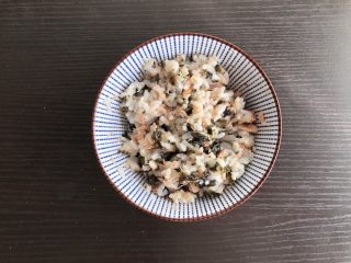 日式海苔饭团,充分搅拌均匀