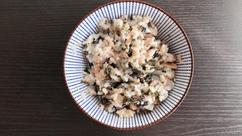 日式海苔饭团,充分搅拌均匀