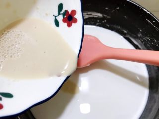 广式小吃——香甜Q弹伦教糕,等粉浆凉至温热后，加入酵母水搅拌均匀