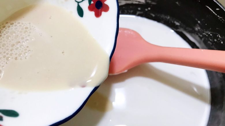 广式小吃——香甜Q弹伦教糕,等粉浆凉至温热后，加入酵母水搅拌均匀