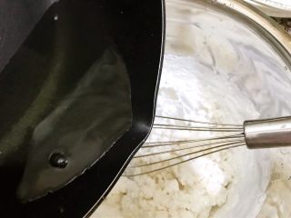 广式小吃——香甜Q弹伦教糕,融化的糖水倒入米粉里