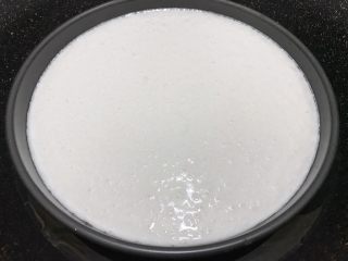 广式小吃——香甜Q弹伦教糕,一直发酵至表面布满了气泡即可
隔水蒸12分钟左右