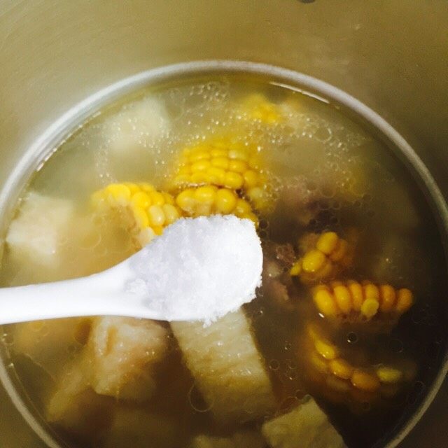 小寒养生汤+糯米山药玉米筒骨汤,待气阀消气再打开锅盖，加2小茶匙盐