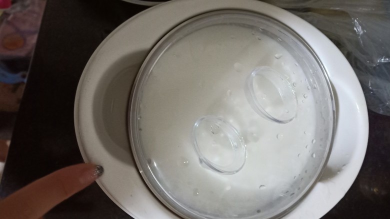 风味酸奶,用开水将制作容器和搅拌器具冲烫清洁干净（消毒不彻底易导致酸奶发酵失败）