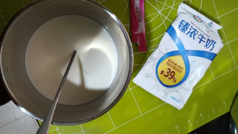 风味酸奶,先倒入一袋牛奶，一小袋发酵剂把发酵剂化开，搅拌均匀